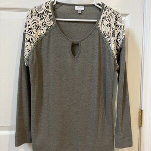 LADIES SIZE 14/16 AVENUE GREEN LONG SLEEVE THERMAL CROCHET ACCENT KEYHOLE SHIRT
